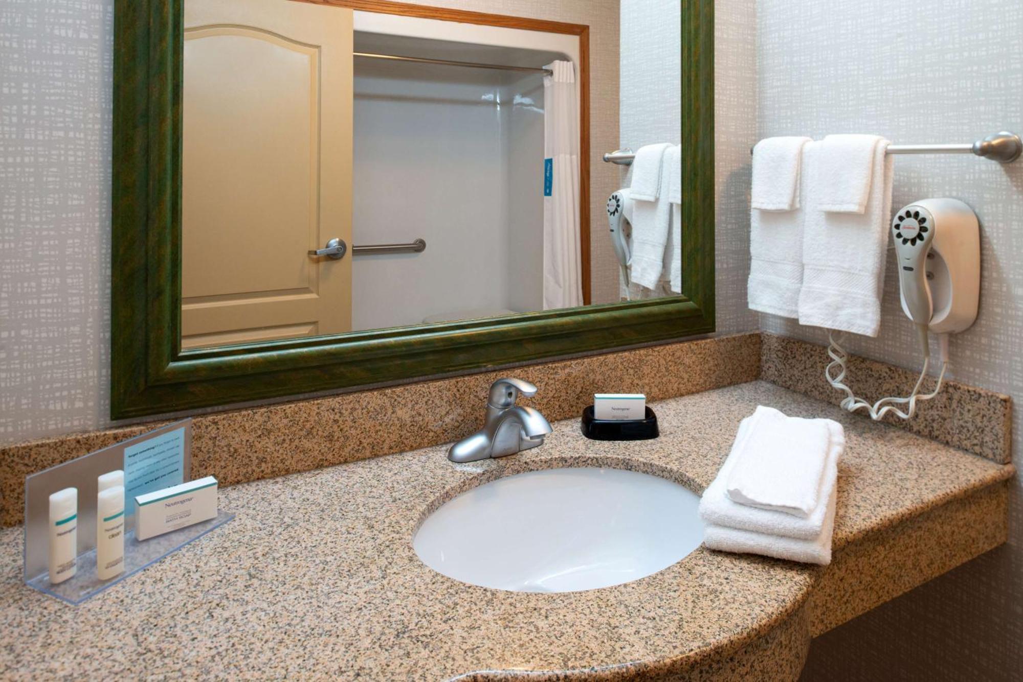 Hampton Inn Kansas City Northeast Екстериор снимка