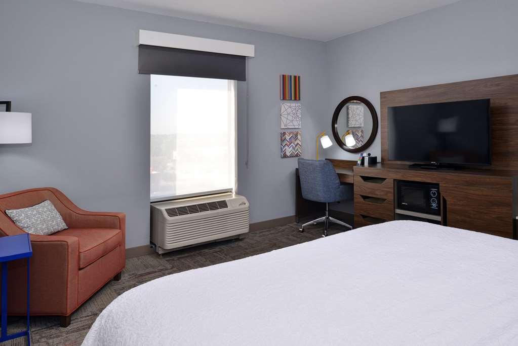 Hampton Inn Kansas City Northeast Стая снимка